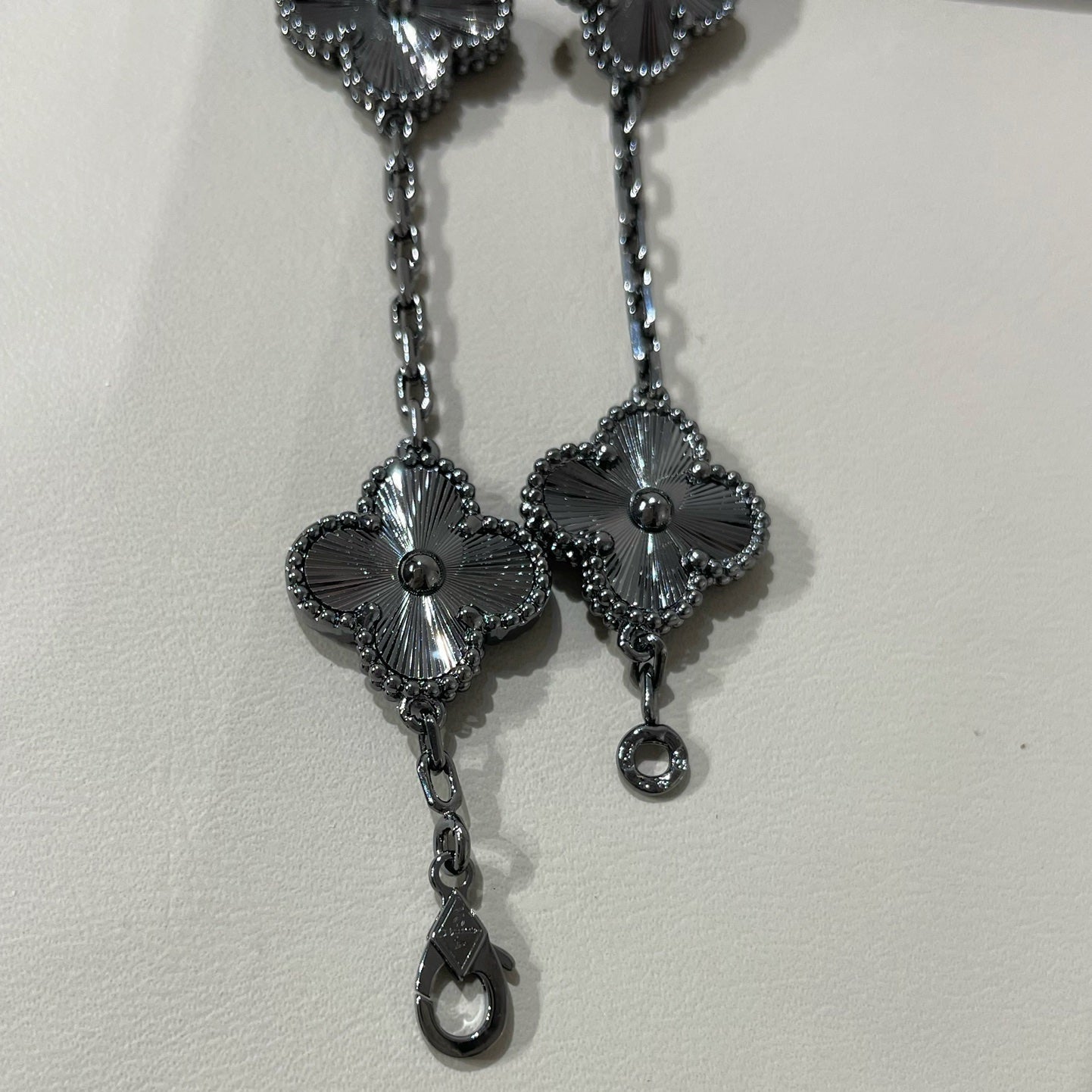 [AuraEcho]CLOVER 5 MOTIF BLACK BRACELET