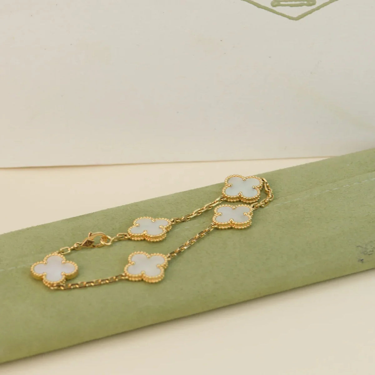 [AuraEcho]CLOVER WHITE PEARL MOP 5 MOTIF BRACELET COLLECTION