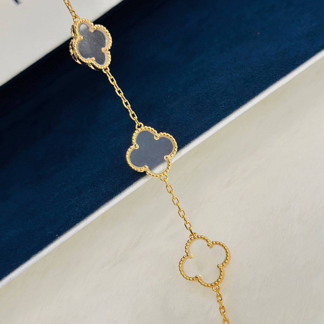 [AuraEcho]CLOVER 5 MOTIF ROCK CRYSTAL PINK GOLD BRACELET
