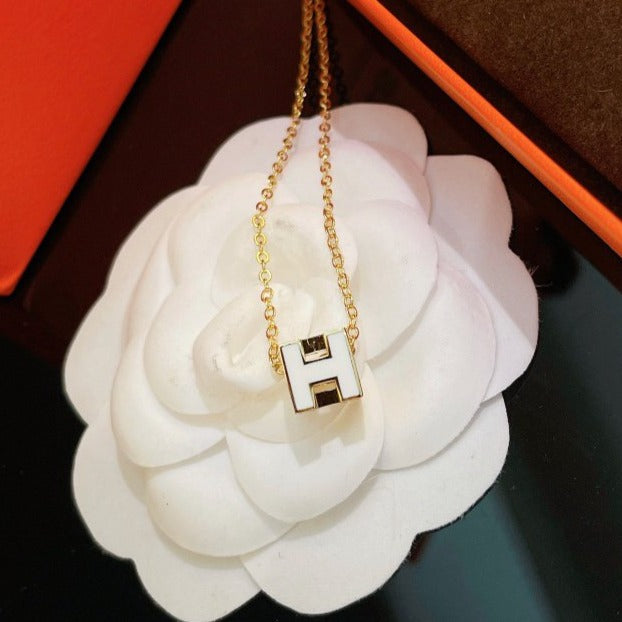 [AuraEcho]H WHITE SQUARE GOLD NECKLACE